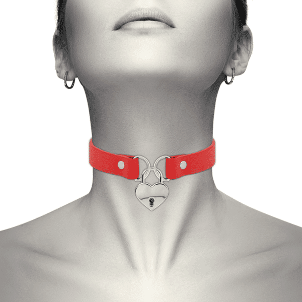 COQUETTE CHIC DESIRE - COLLIER EN CUIR VEGAN ROUGE AVEC ACCESSOIRE COEUR AVEC CL?